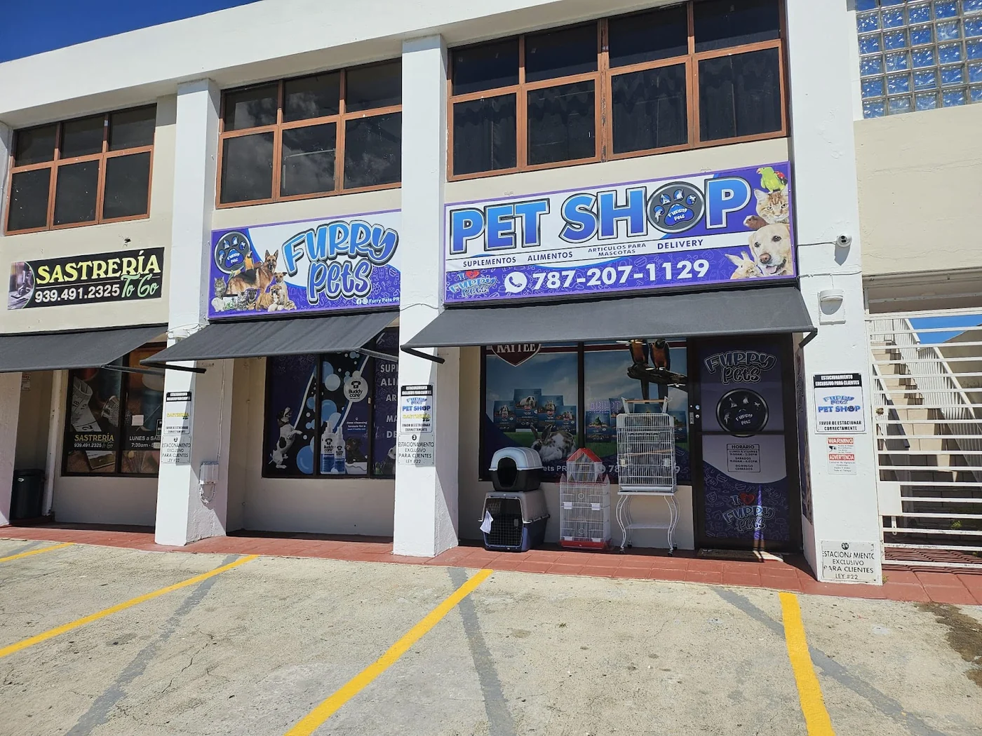 Frente de la tienda Furry Pets en Caguas, PR