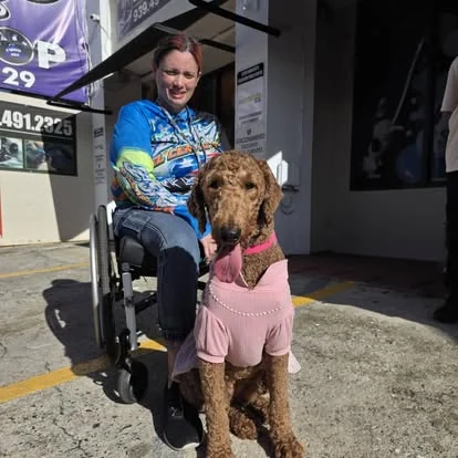 Cliente con su perro en Furry Pets