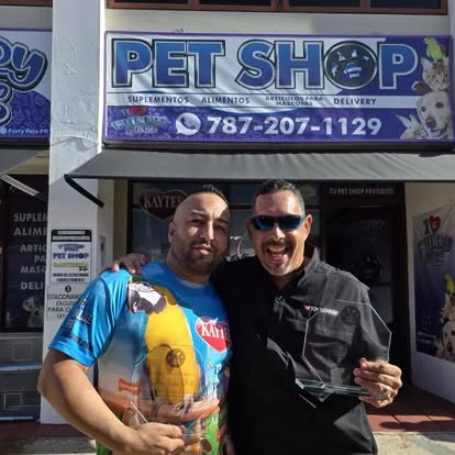 Equipo Furry Pets con cliente en la tienda