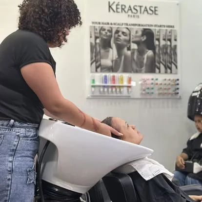 Lavado y masaje de cuero cabelludo en la estación Kérastase de Gaia