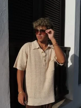 Polo tejido crema estilo setenta con gafas vintage en un balcón del Viejo San Juan