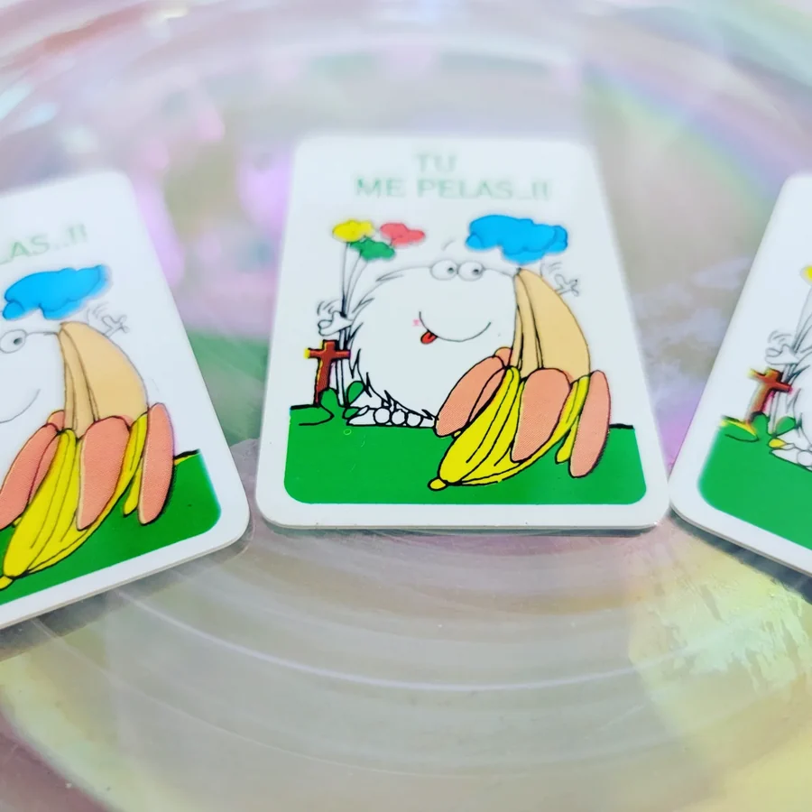 Tarjetas de stickers vintage con caricatura y frase Tú me pelas sobre plato iridiscente