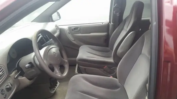 Bahías del taller con Teslas y pickup Hyundai siendo atendidos