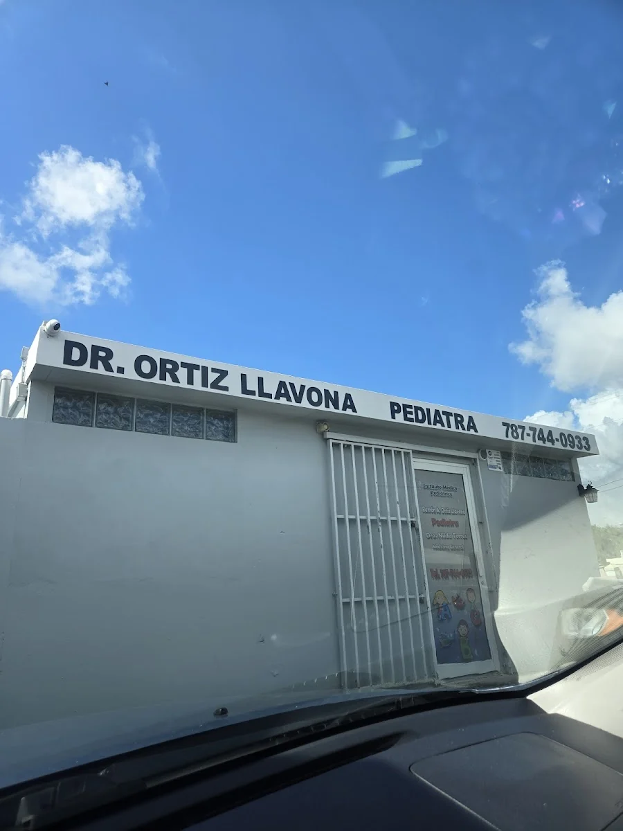 Instituto Médico Pediátrico — entrada y entorno