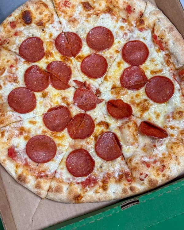Pizza de pepperoni vista cenital