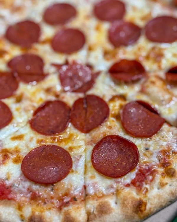Pizza de pepperoni recién horneada