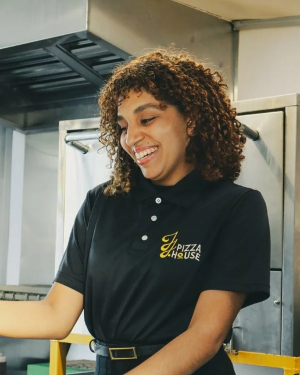 Integrante del equipo sonriendo en la cocina