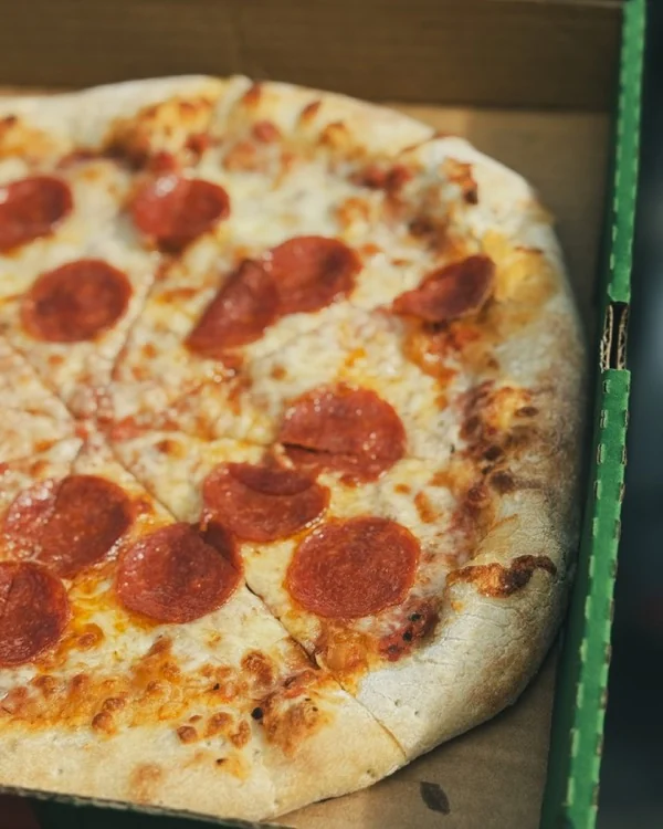Pizza de pepperoni artesanal en caja