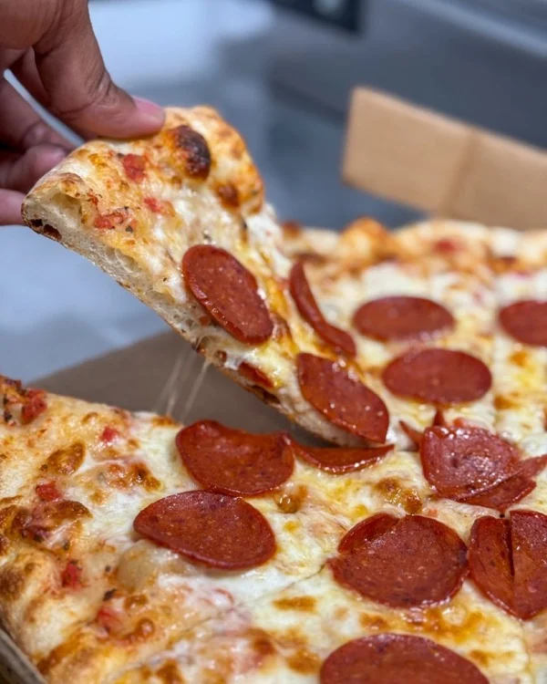 Slice de pizza pepperoni artesanal con queso derretido — JJ Pizza House Caguas
