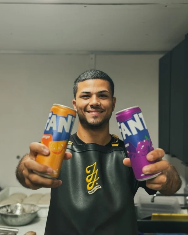 Integrante del equipo con refrescos para acompañar