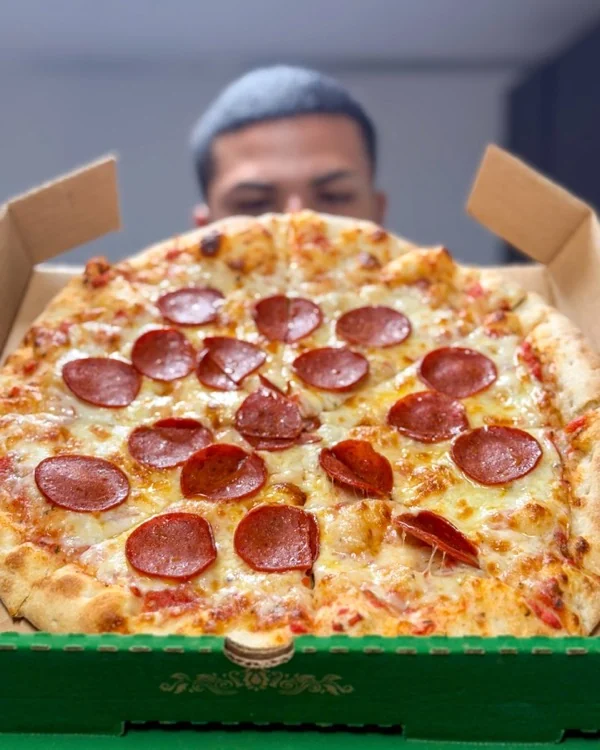 Caja de pizza de pepperoni para llevar