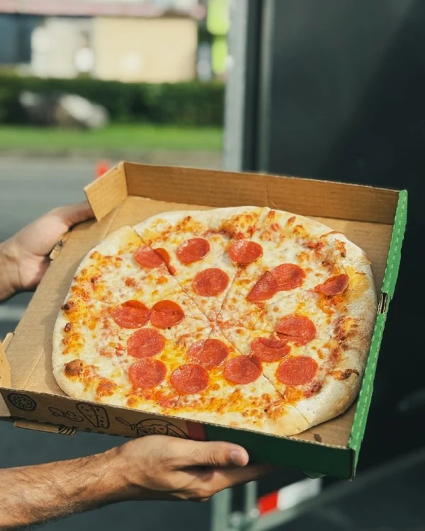 Pizza de pepperoni en caja verde