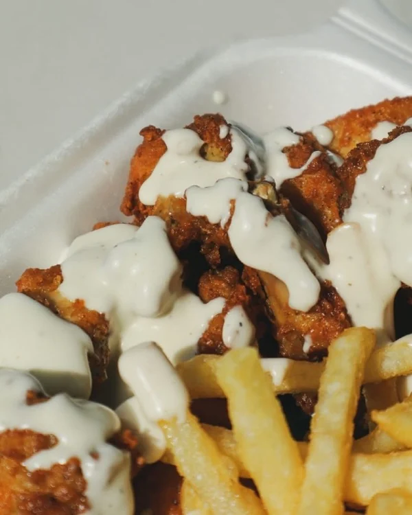 Alitas con papas y salsa blanca
