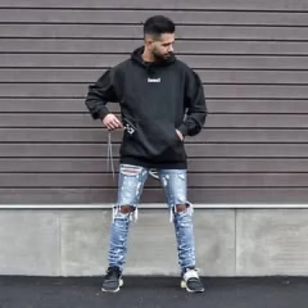 Hoodie JUNZI negro con la firma blanca al pecho