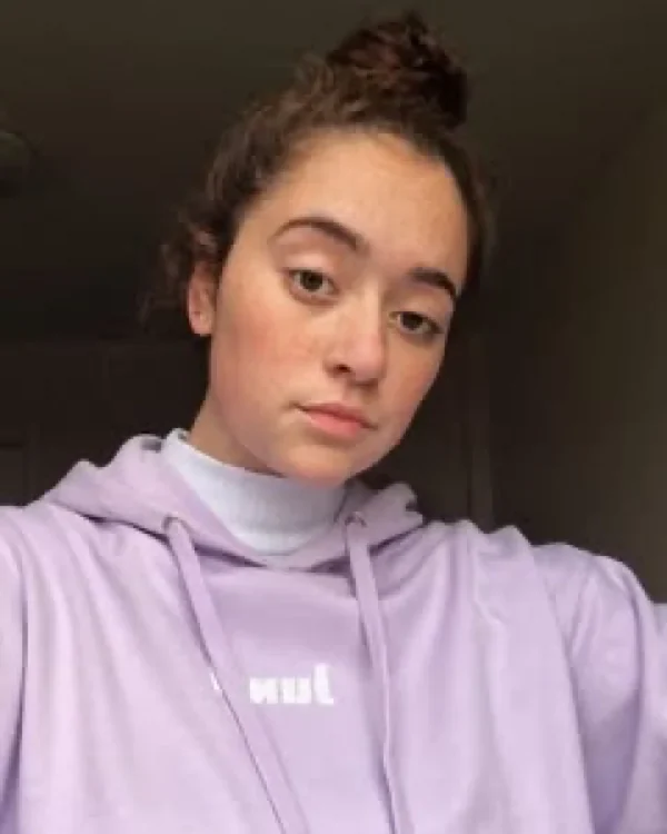 Retrato de una persona con hoodie JUNZI lila y cuello alto