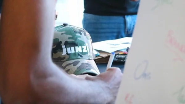 Gorra JUNZI con la firma bordada al frente