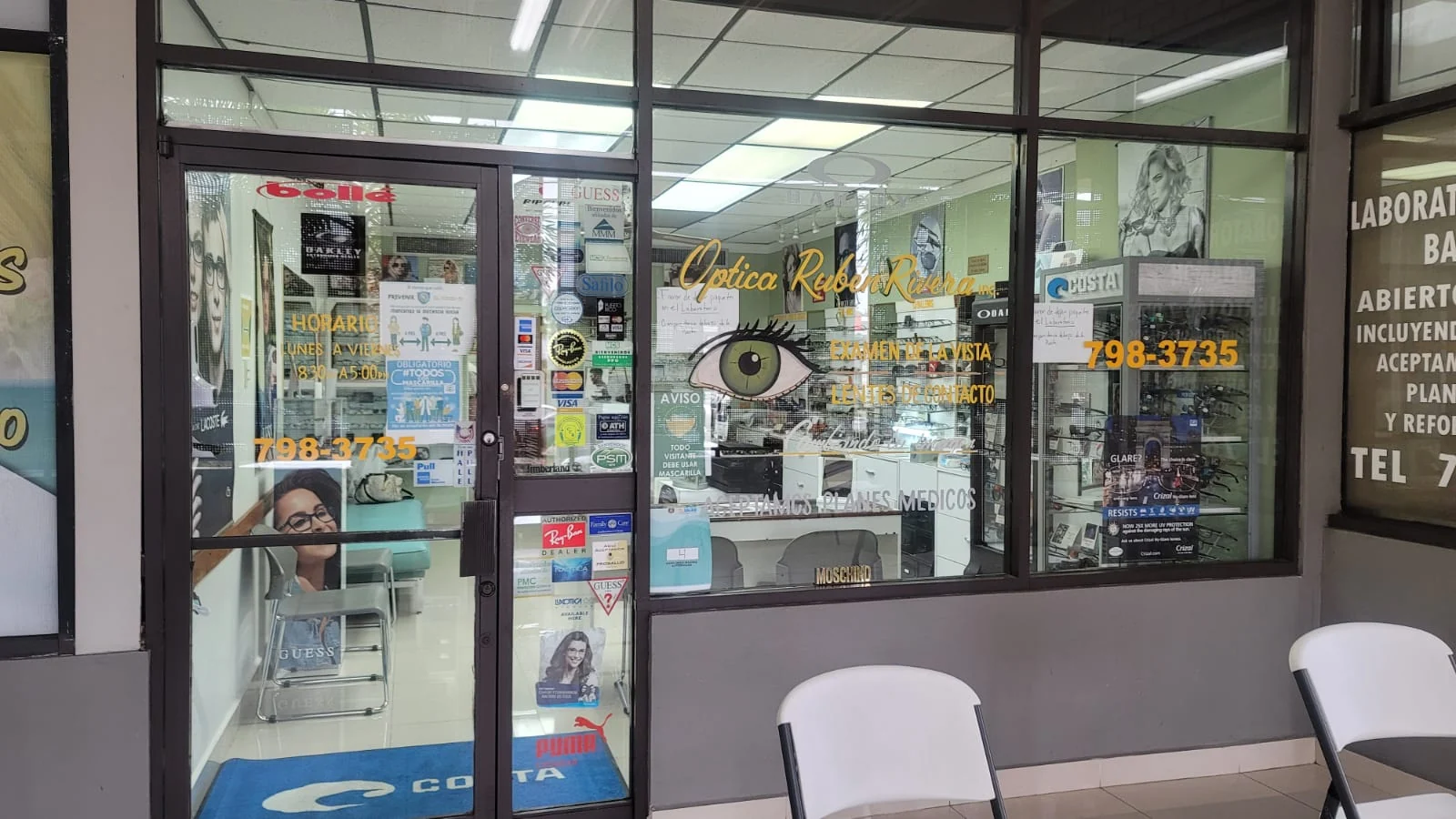 Fachada de cristal de La Óptica de Rubén Rivera en Bayamón