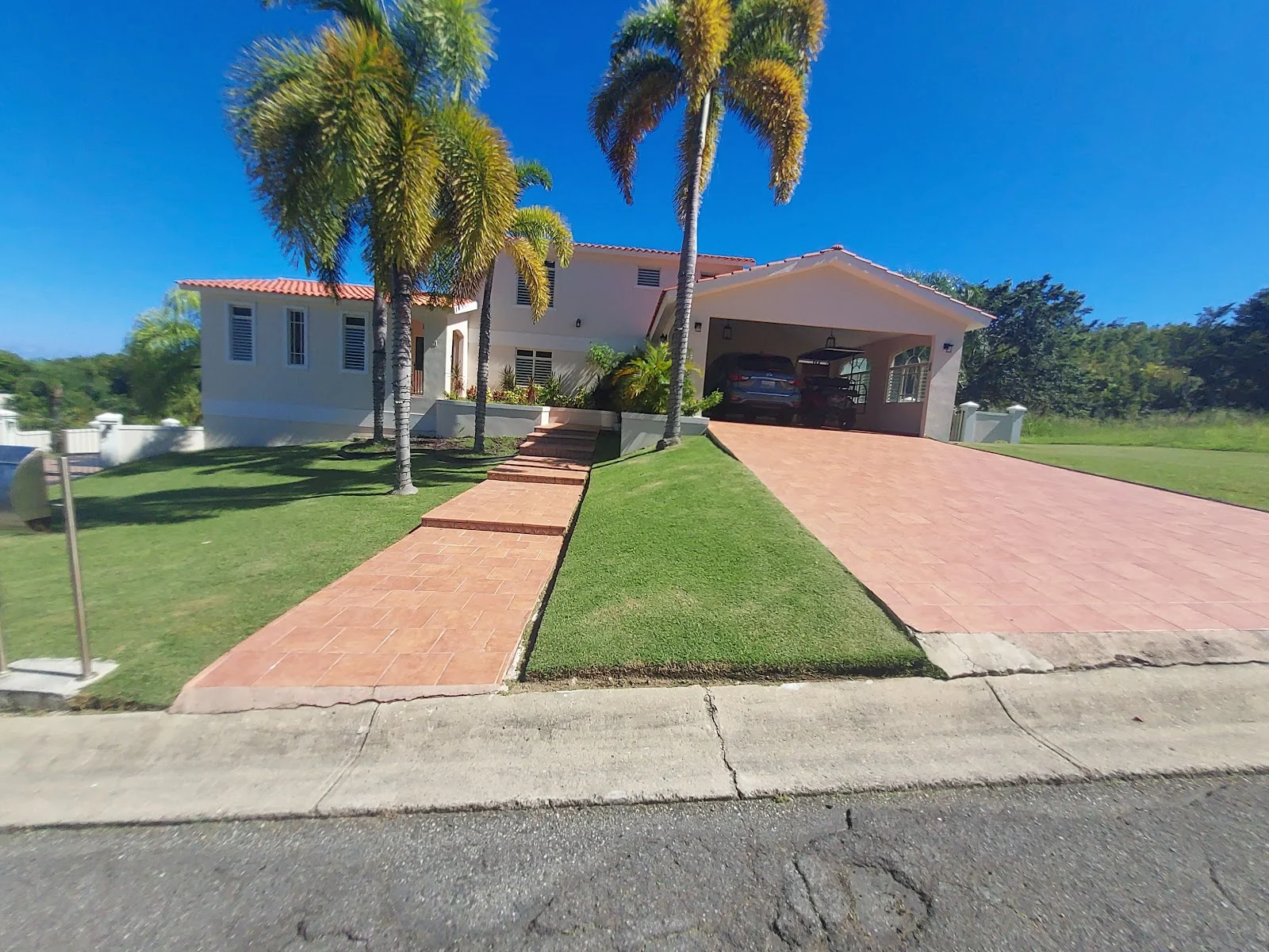 Propiedad residencial en Humacao con césped recortado y bordes definidos por Las Palmas Lawn Service