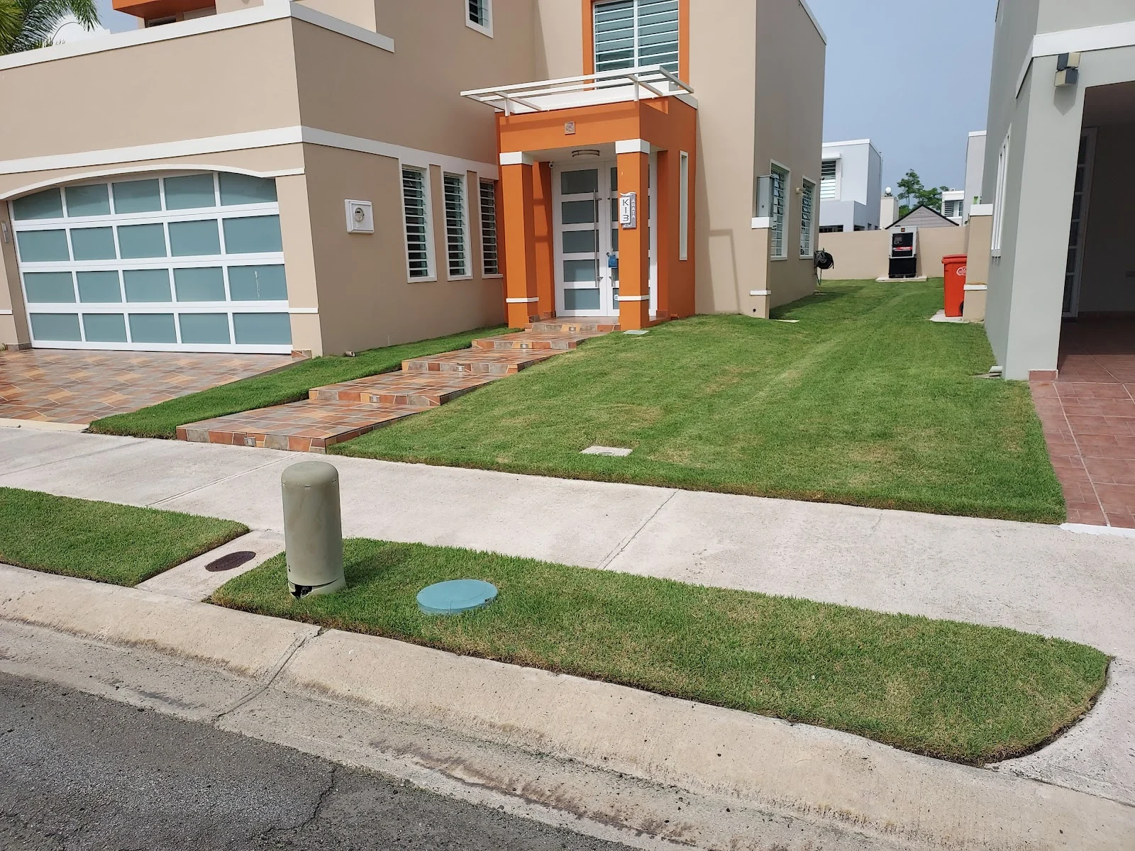 Césped recortado con bordes definidos a lo largo de la acera en Humacao
