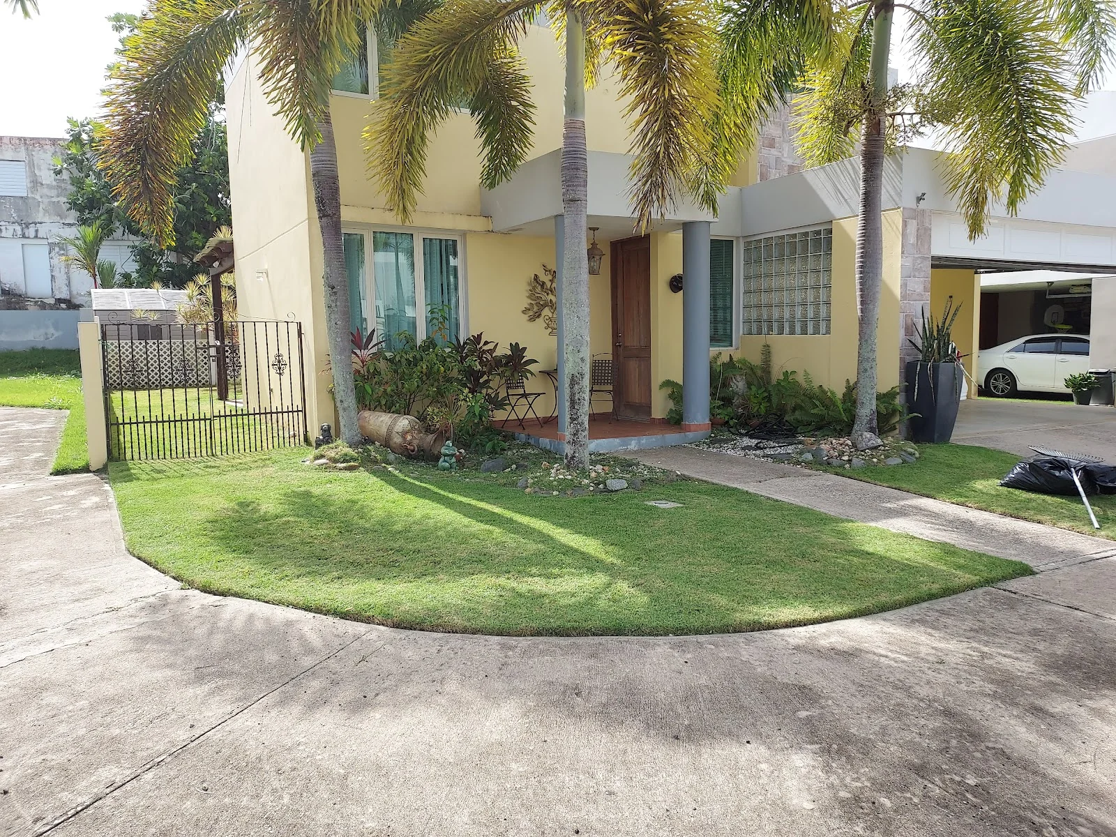 Frente de residencia moderna con césped parejo y bordes recortados en Humacao