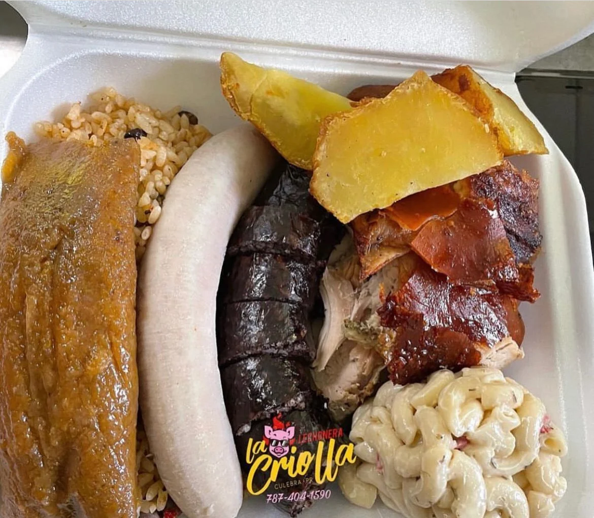 Lechón entero picado, morcilla y viandas en La Criolla de Culebra