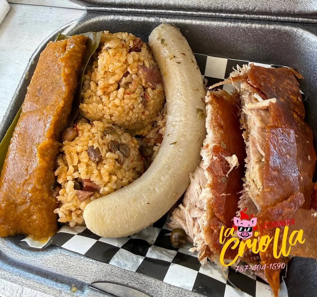 Bandeja criolla: pernil con cuerito, arroz con gandules, batata y guineo