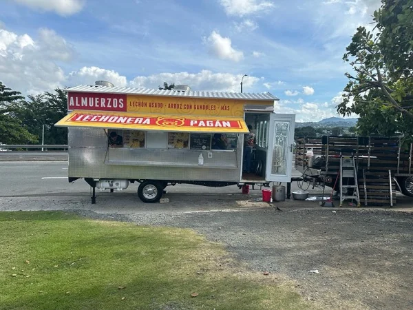 Trailer con toldo amarillo abierto al público