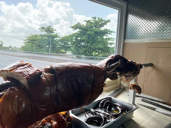 Lechón entero recién asado listo para servir