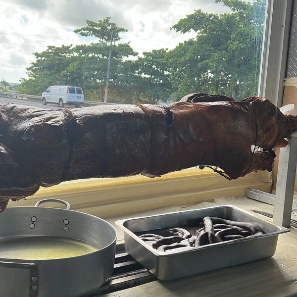 Lechón asado con cuajo blanco y morcillas listas