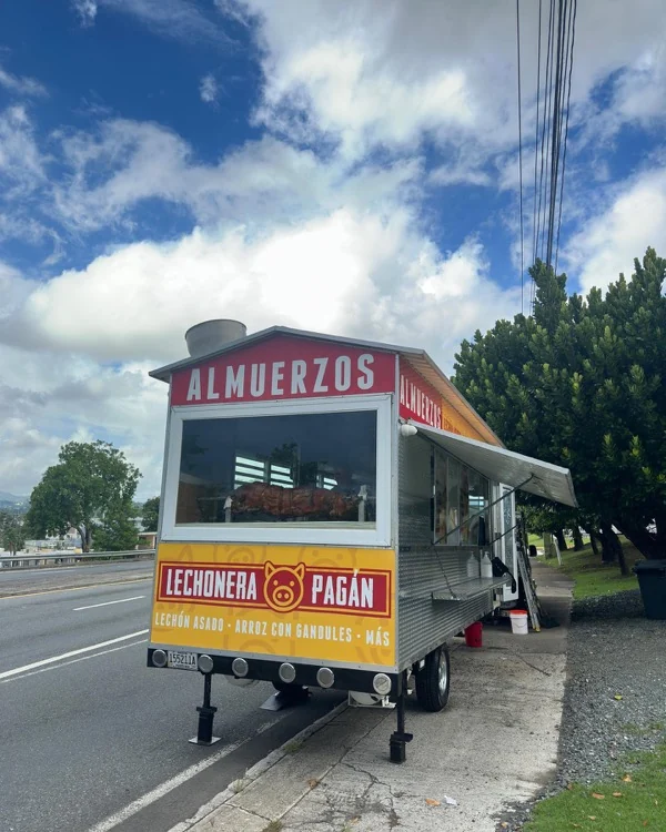 Lado del trailer con el lechón visible en la ventana