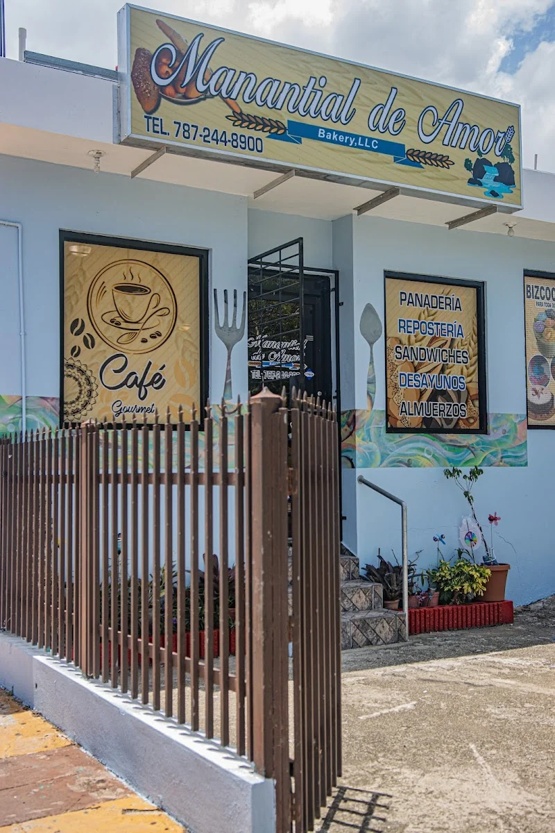 Fachada de Manantial de Amor Bakery con su letrero en la Carr. PR-127, Guayanilla