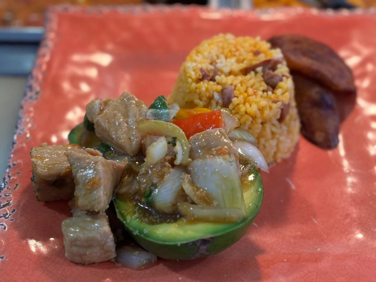 Aguacate relleno de carne con arroz y amarillos