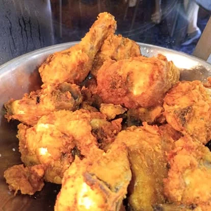 Pollo frito crujiente recién hecho