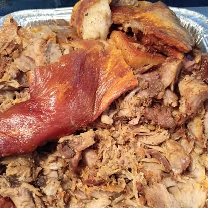 Bandeja de pernil recién sacado
