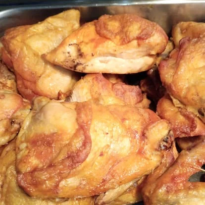 Pollo al horno dorado en bandeja