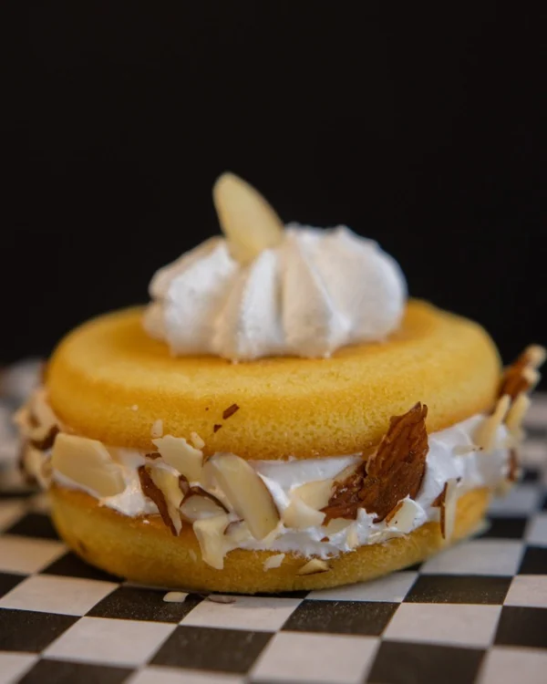 Bizcochito relleno de crema con almendras laminadas