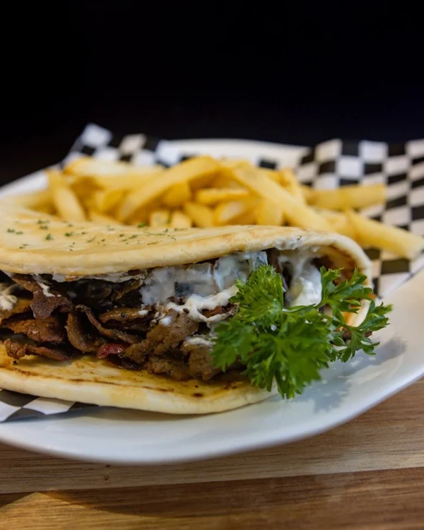 Pita de carne a la plancha con papas fritas