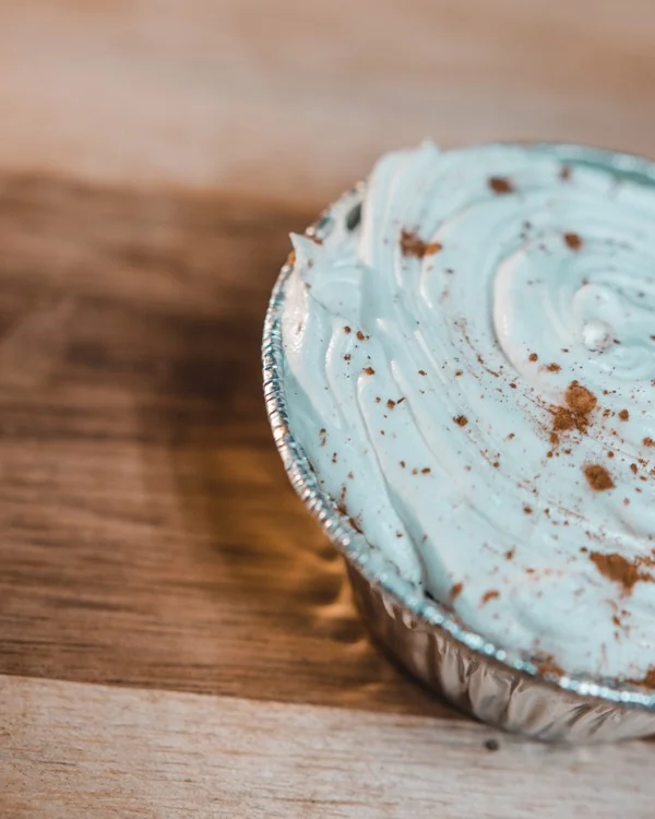 Pie frío de la vitrina espolvoreado con canela
