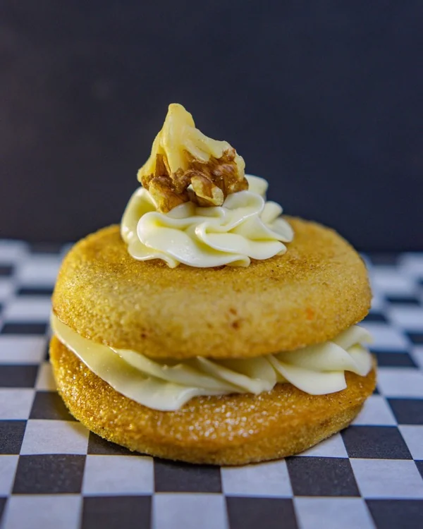 Bizcochito relleno de crema coronado con nuez