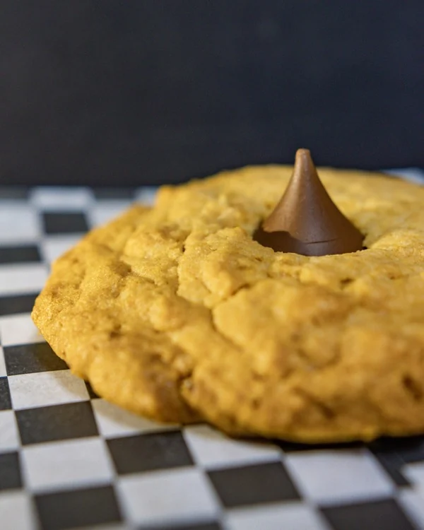 Galleta de peanut butter con chocolate kiss al centro