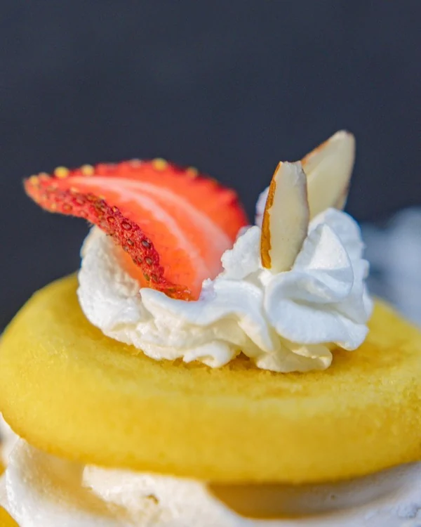 Bizcochito con crema batida, fresa y almendra