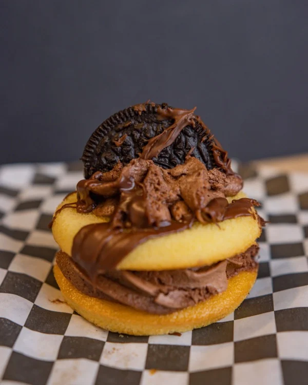 Bizcochito de chocolate con galleta Oreo y ganache