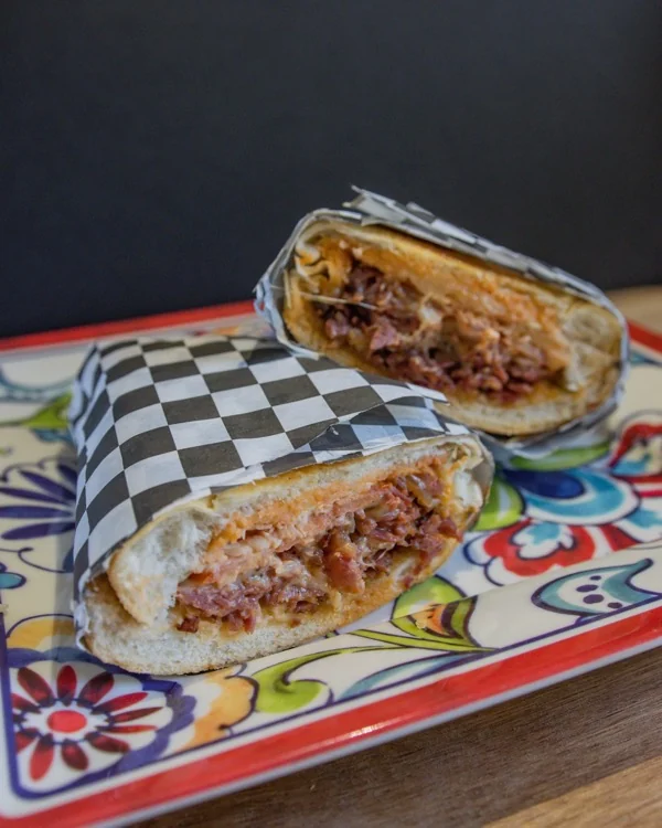 Sándwich de carnes de la casa cortado a la mitad