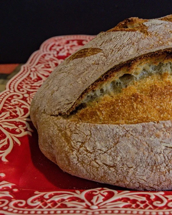 Pan artesanal de corteza dorada recién horneado en Manantial de Amor Bakery