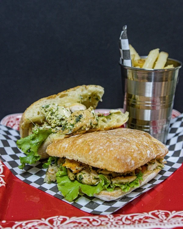 Sándwich de pollo en pan ciabatta con papas