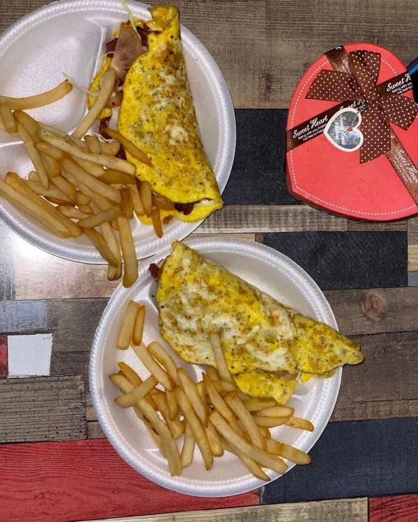 Omelettes del desayuno con papitas fritas