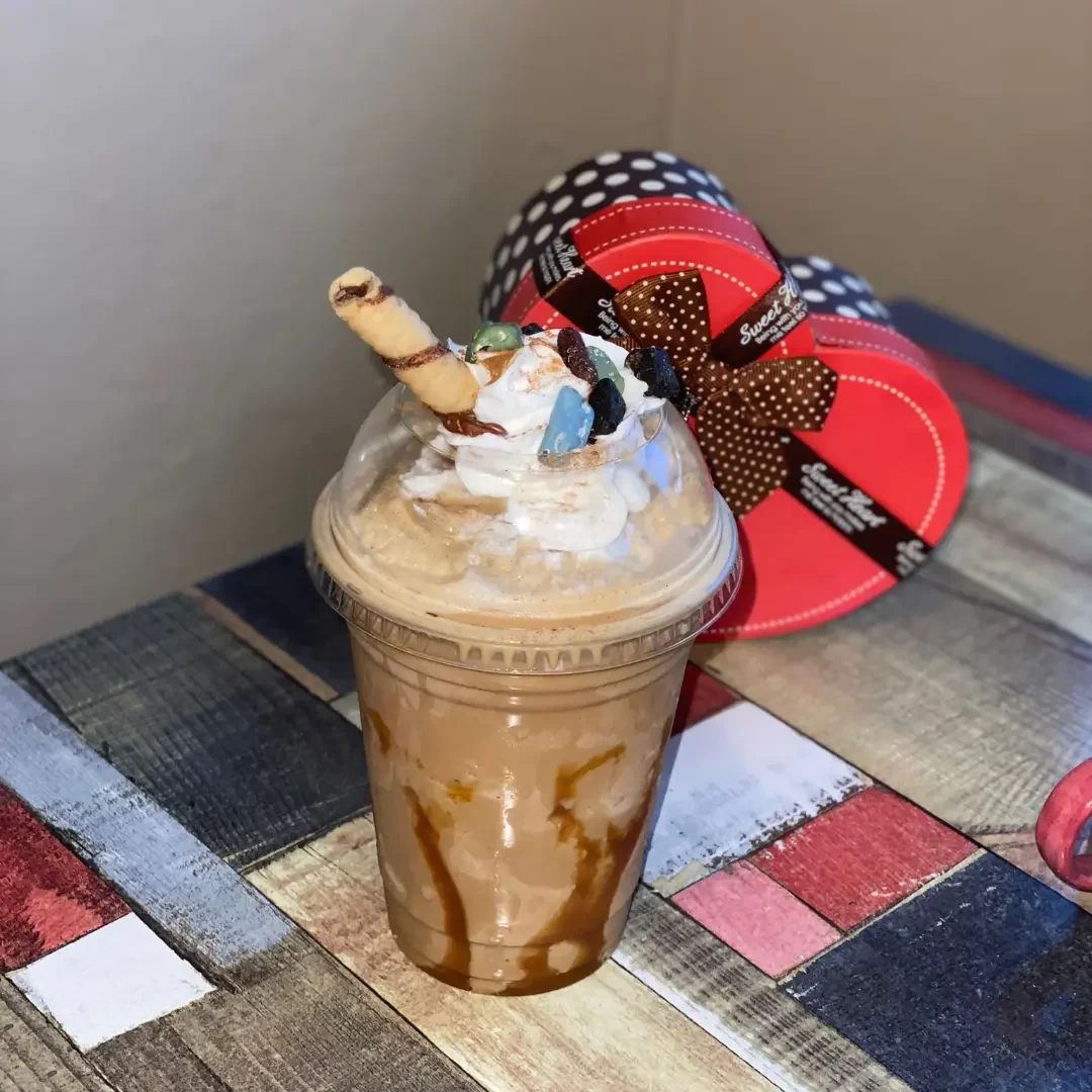 Frappé de caramelo con crema batida y barquilla
