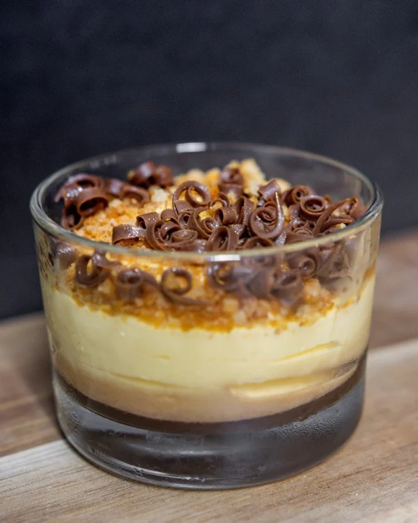 Copa de postre con crema y rizos de chocolate