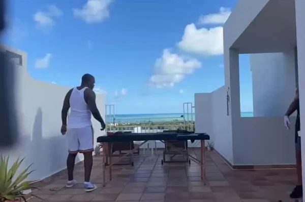 Camilla de masaje montada en una terraza frente al mar en Puerto Rico