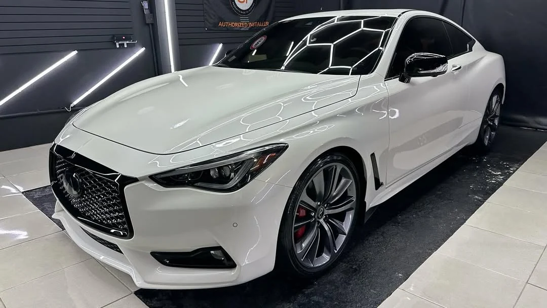Infiniti Q60 blanca con acabado mirror